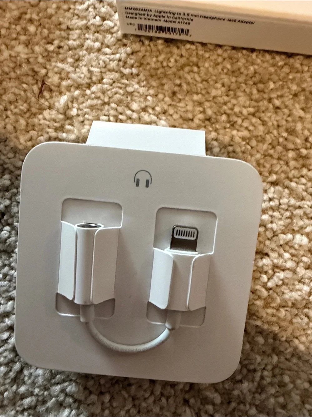 Apple White Lightning to 3.5mm Adapter with White EarPods and Cables